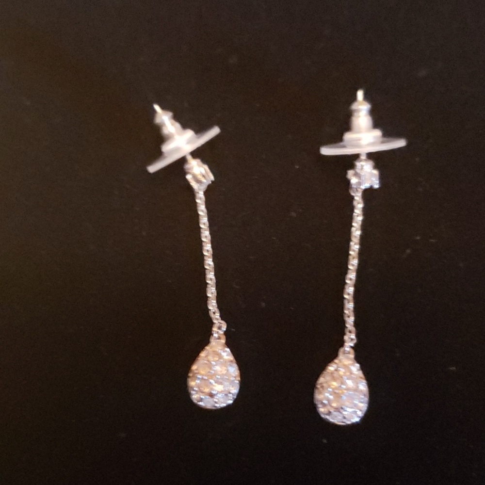 4 for $20🎀 Sparkling teardrop earrings